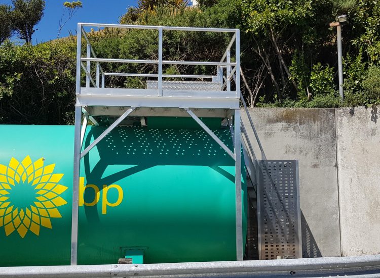 Compliant walkway on AirBP fuel tank